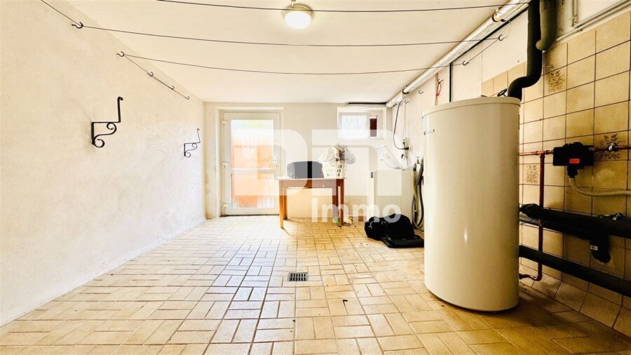 Modernisierte Doppelhaushälfte mit großem Grundstück und vielen Extras - Souterrain Waschküche / Zugang Gartenbereich